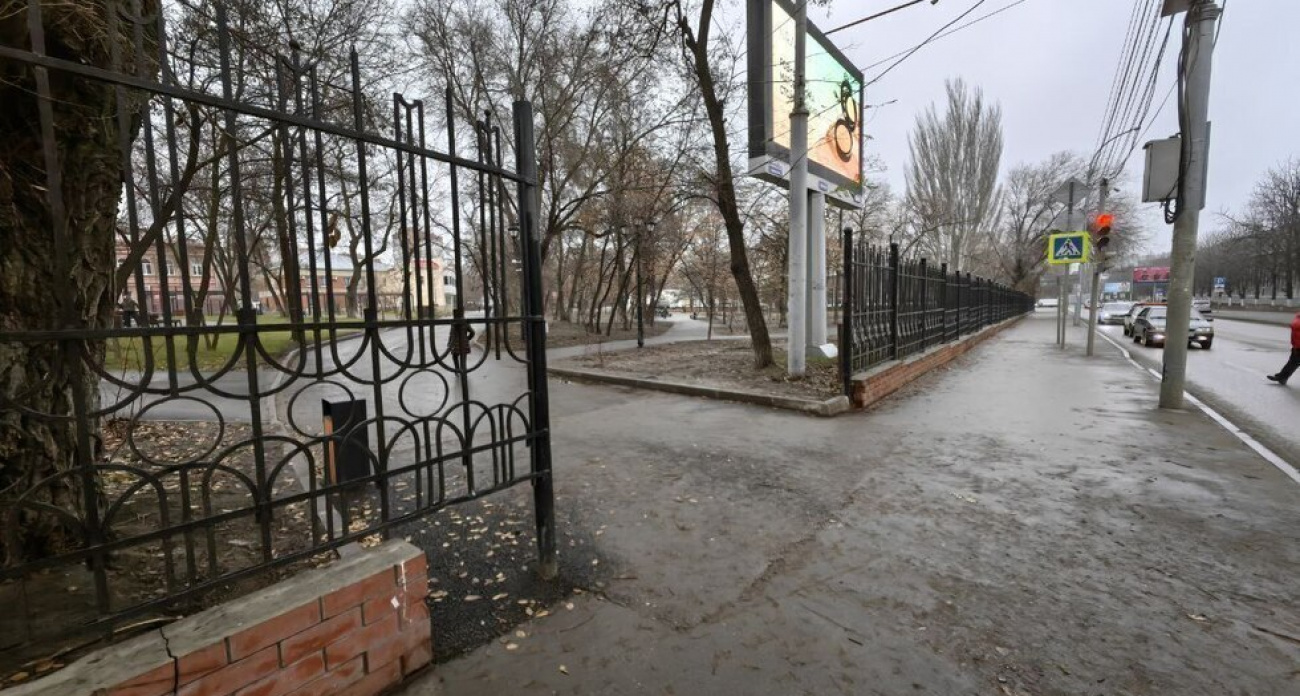 "Месяц без ворот": в Детском парке Саратова исчезли проросшие травой конструкции, а чиновники не знают куда