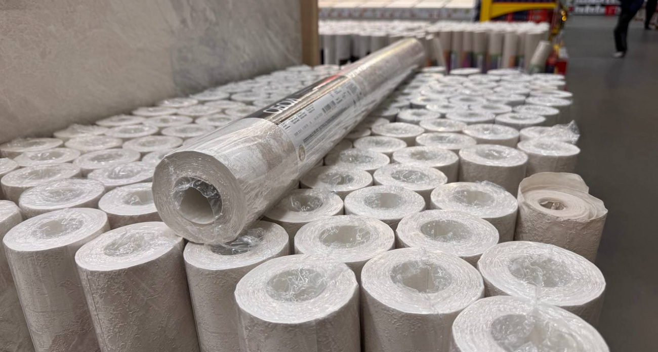 Дизайнеры отказываются от виниловых обоев: какой материал станет главным выбором для стен в 2025-2026 году