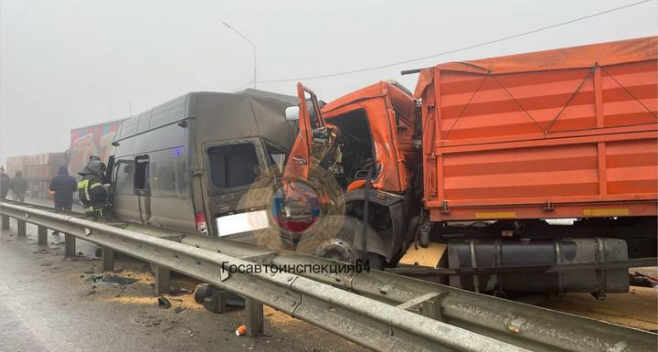 В Саратове шесть машин столкнулись в 9:10: четверо госпитализированы