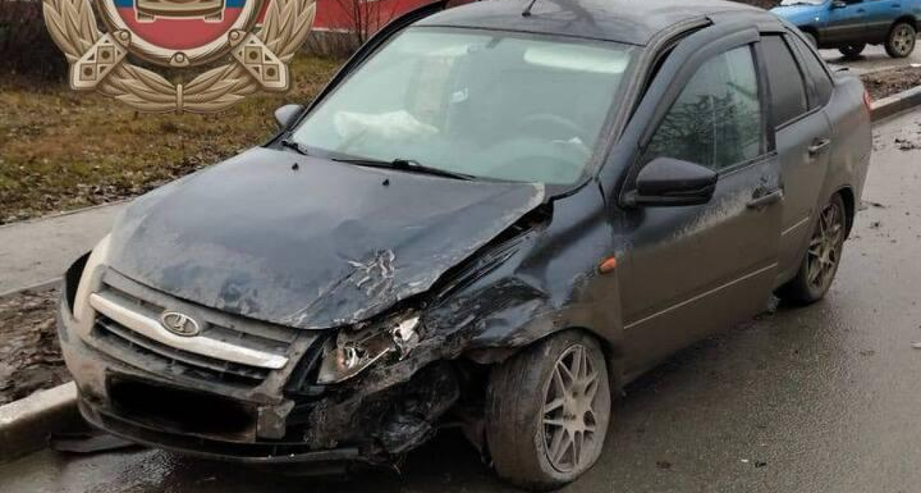 16-летний подросток в больнице после лобового столкновения двух «Грантов» в Вольске