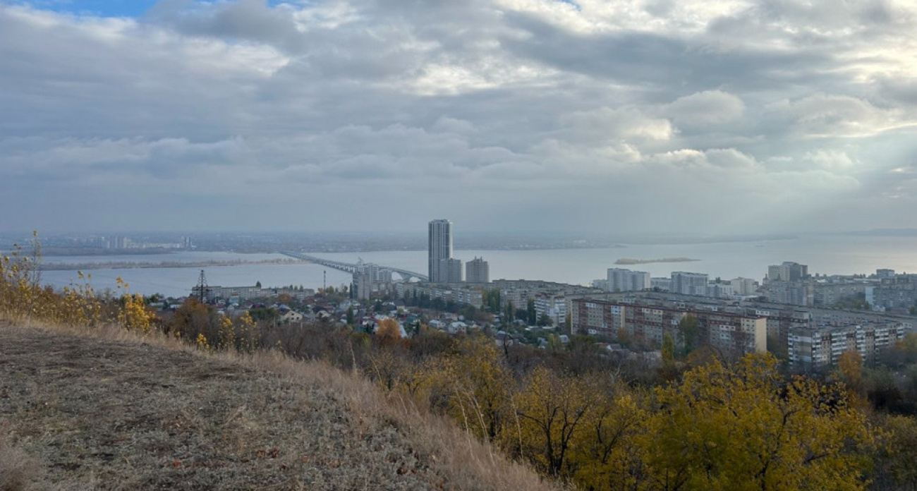 Саратовцы жалуются на химический запах и гарь: СК начал проверку после месяцев молчания властей
