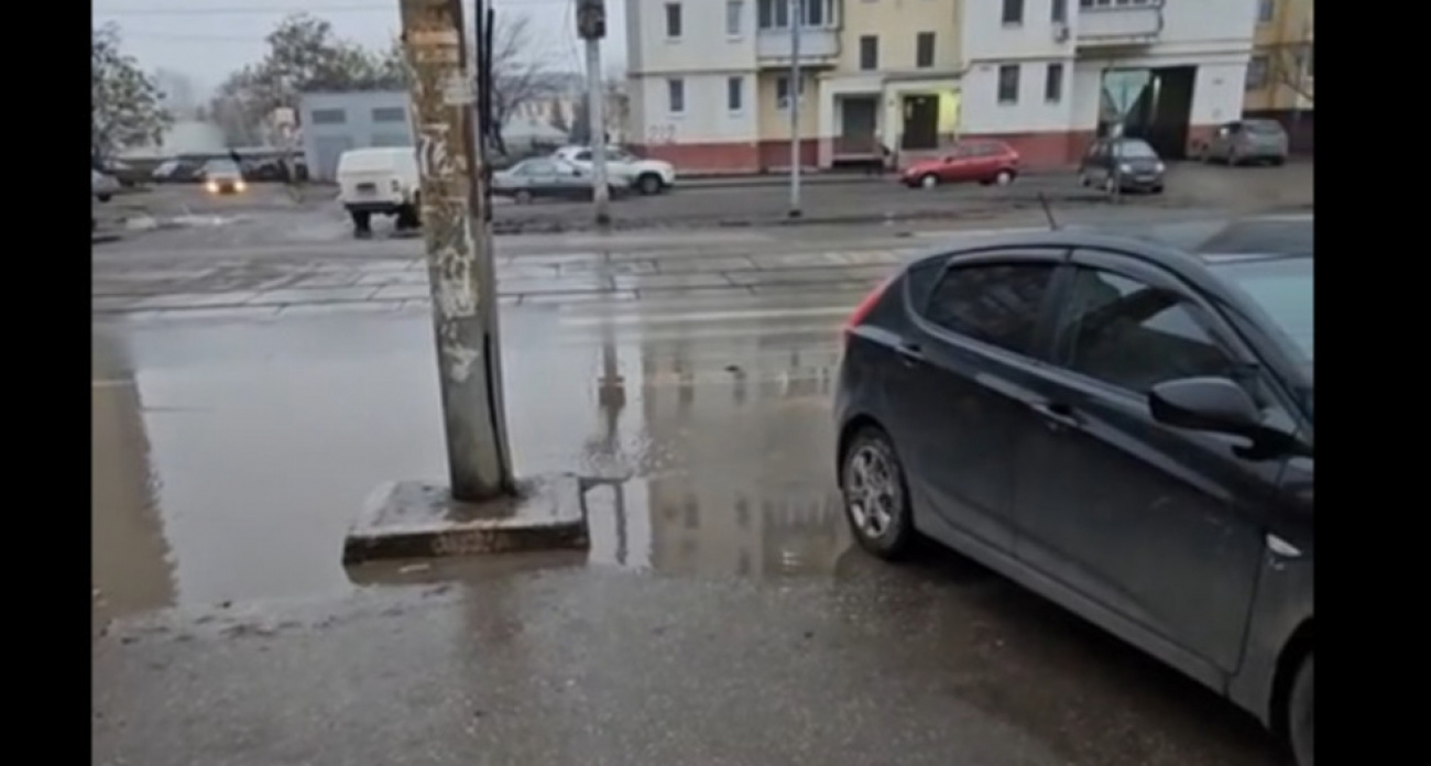 "Переплывать" по грязи и трамвайным путям: жители Заводского района застряли на опасном переходе, где засыпали ливнёвку