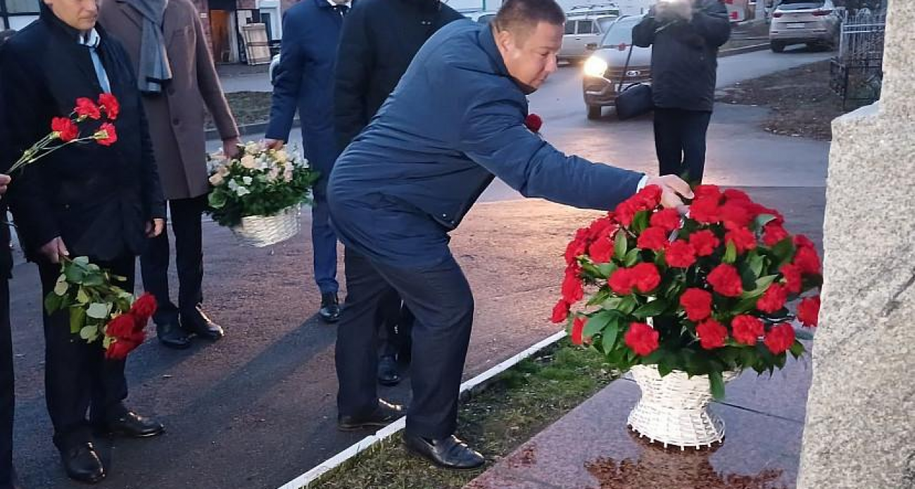 У памятника-кенотафа Вавилова собрались чиновники, ученые и студенты: что связывает Саратов с основоположником генетики