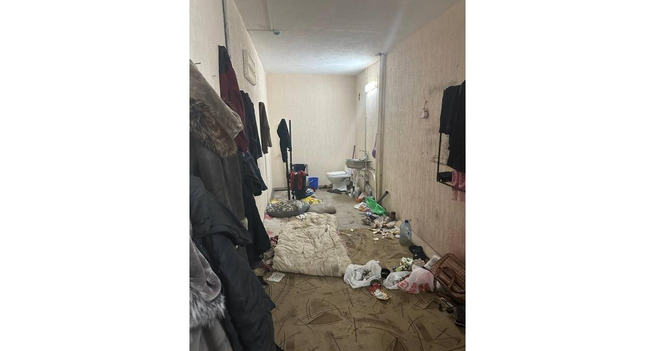 «Открывают ключами от УК». В 14-этажке Саратова бомжей поселили в электрощитовой под видом дворников