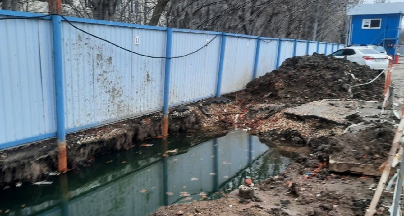 "Саратовводоканал" игнорирует с июля залитую водой яму с трубами: жители рискуют замерзнуть через 4 дня
