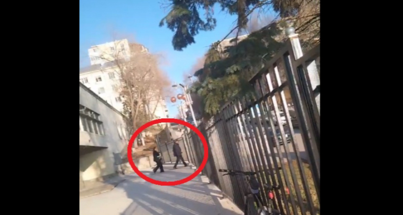 Мэра Саратова Исаева сняли на видео у Арбитражного суда с замглавы по правовым вопросам при отсутствии официальных процессов