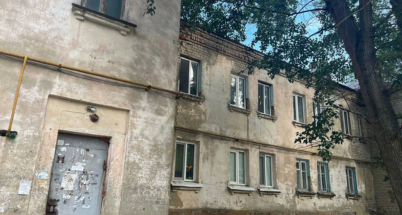 Семью с инвалидом и детьми выселяют из аварийного дома в квартиру меньшей площади