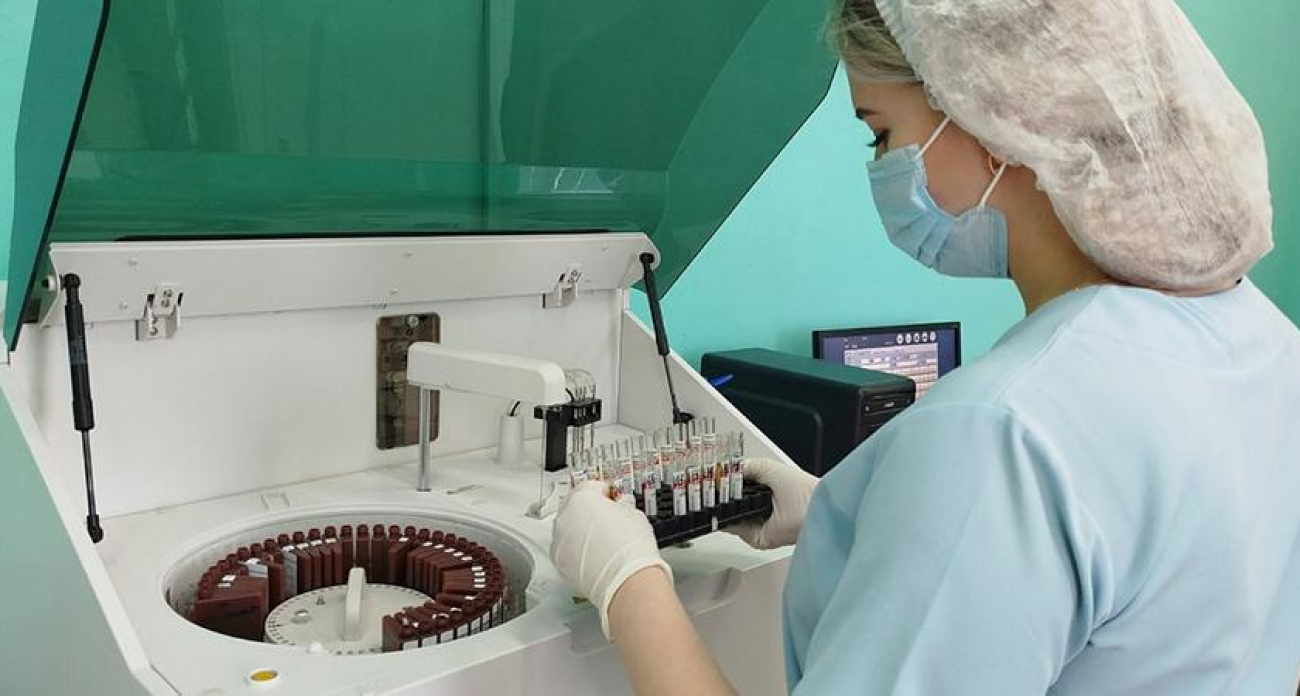 Анализатор в Энгельсе теперь исследует даже спинномозговую жидкость: что изменилось для пациентов