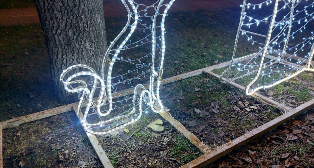 Ржавые олени с опасной проводкой: как саратовцев "поздравили" с Новым годом на улице Рахова