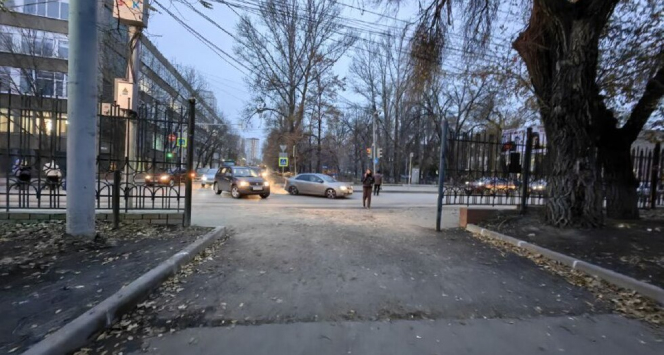 Доставщики на мопедах официально разрешили гонять через Детский парк Саратова: "Безопасность зависит от культуры поведения"