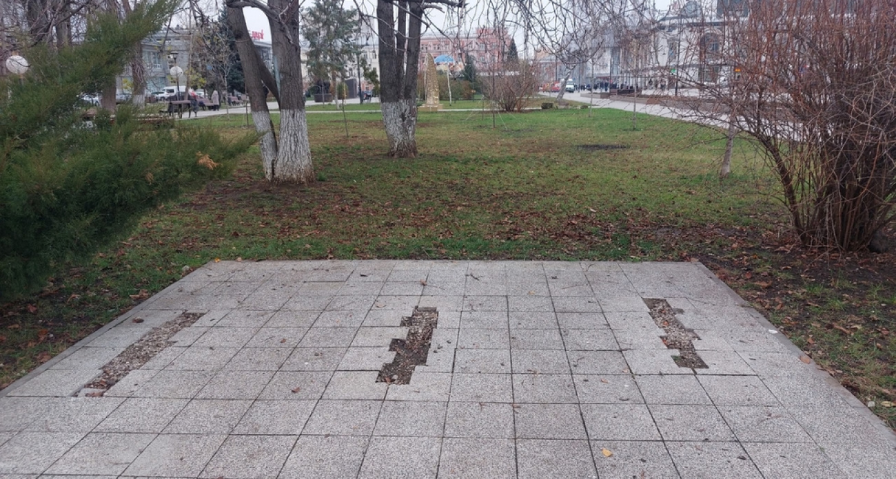 В Саратове демонтировали 14-летний памятник против домашнего насилия с площади Кирова