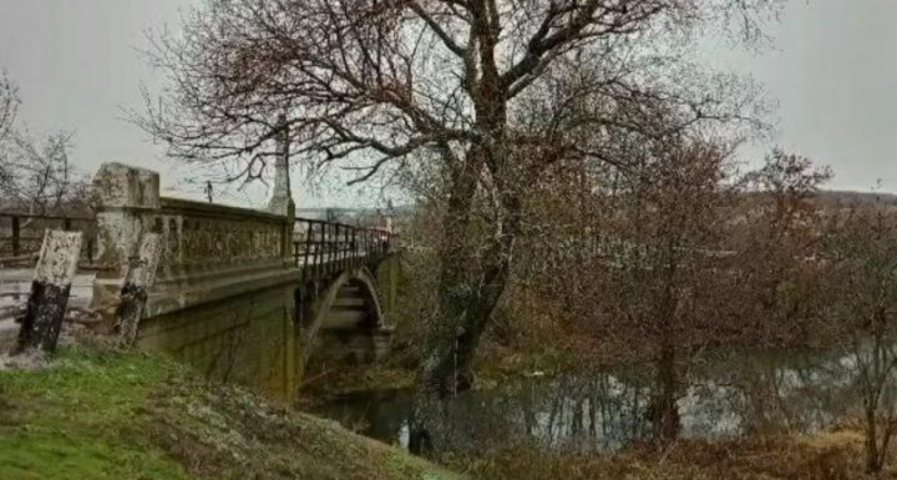 Мост-памятник у Поповки отремонтируют через год после жалобы в «Одноклассниках»