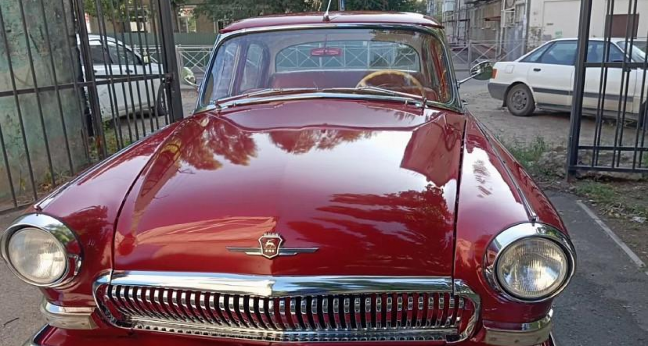 «Волга» 1969 года в редком красно-коралловом цвете: саратовец просит 5,5 миллиона рублей