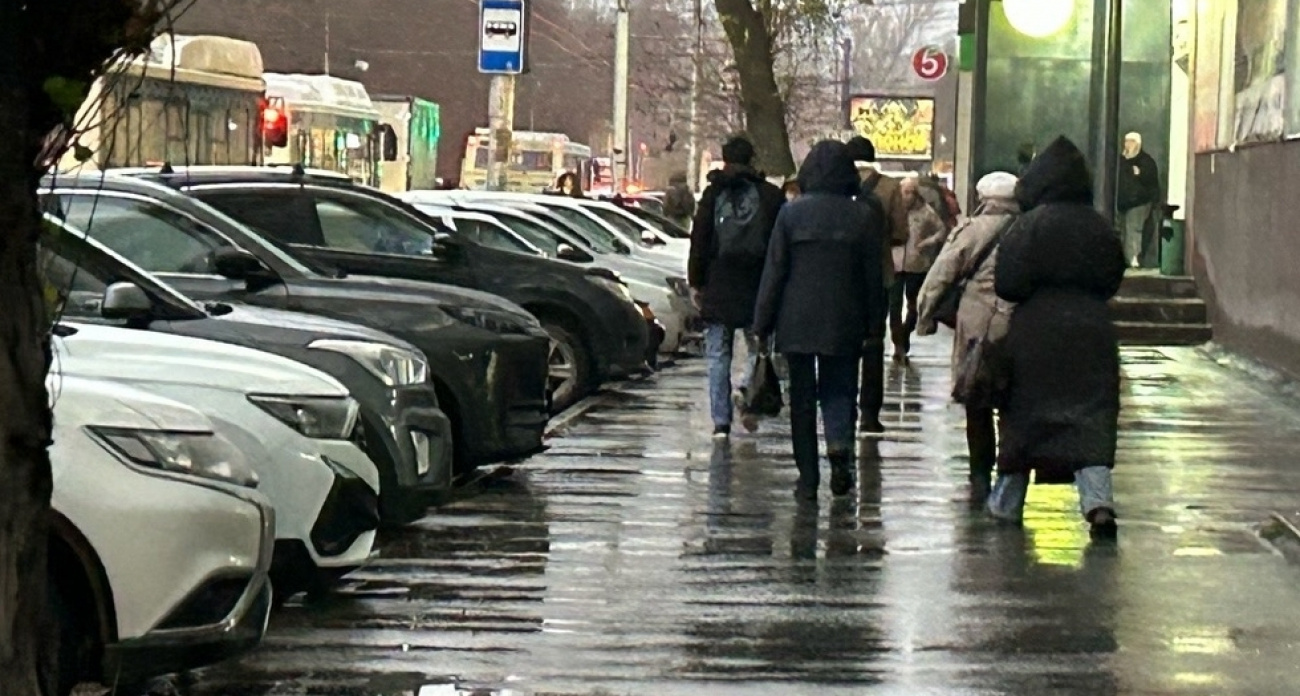 "Час вместо получаса": жители Саратова о пробках из-за перекрытия Разина при 7 баллах заторов