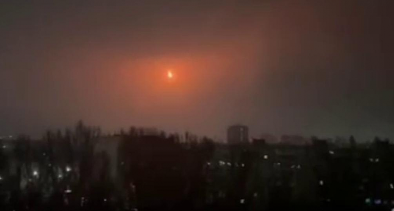 «Во как красиво!» — жители Саратова снимают атаку на НПЗ, рискуя штрафом в 3 тысячи рублей