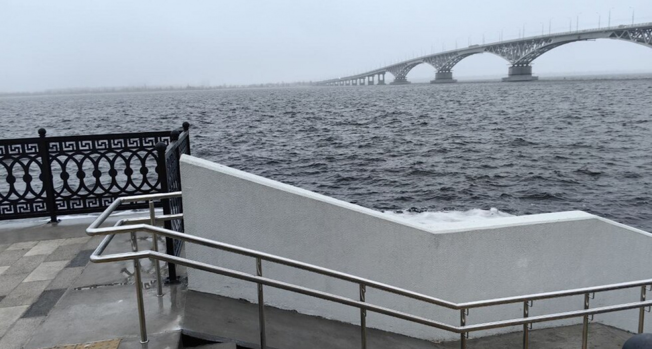 "Издевательство над инвалидами или горка для ледянок?": на набережной Саратова появились загадочные бетонные конструкции, которые никто не может объяснить