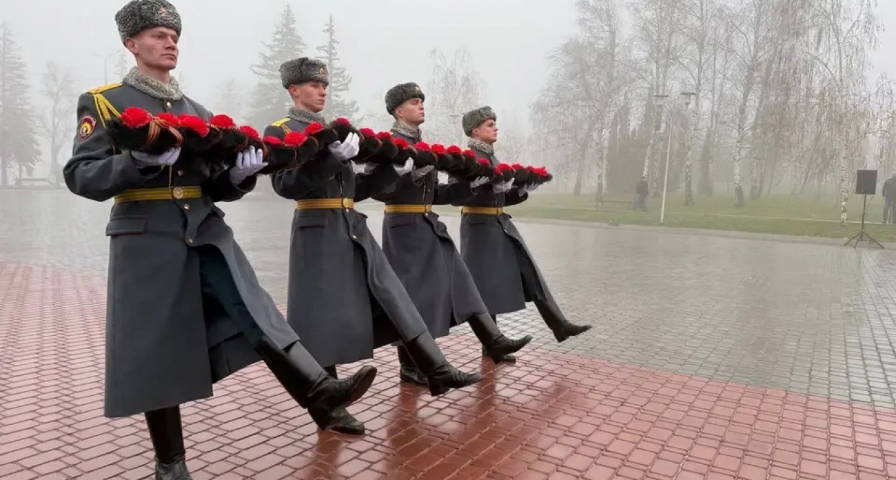 Бойцы из разных стран и юнармейцы вместе почтили память героев у Вечного огня в Саратове