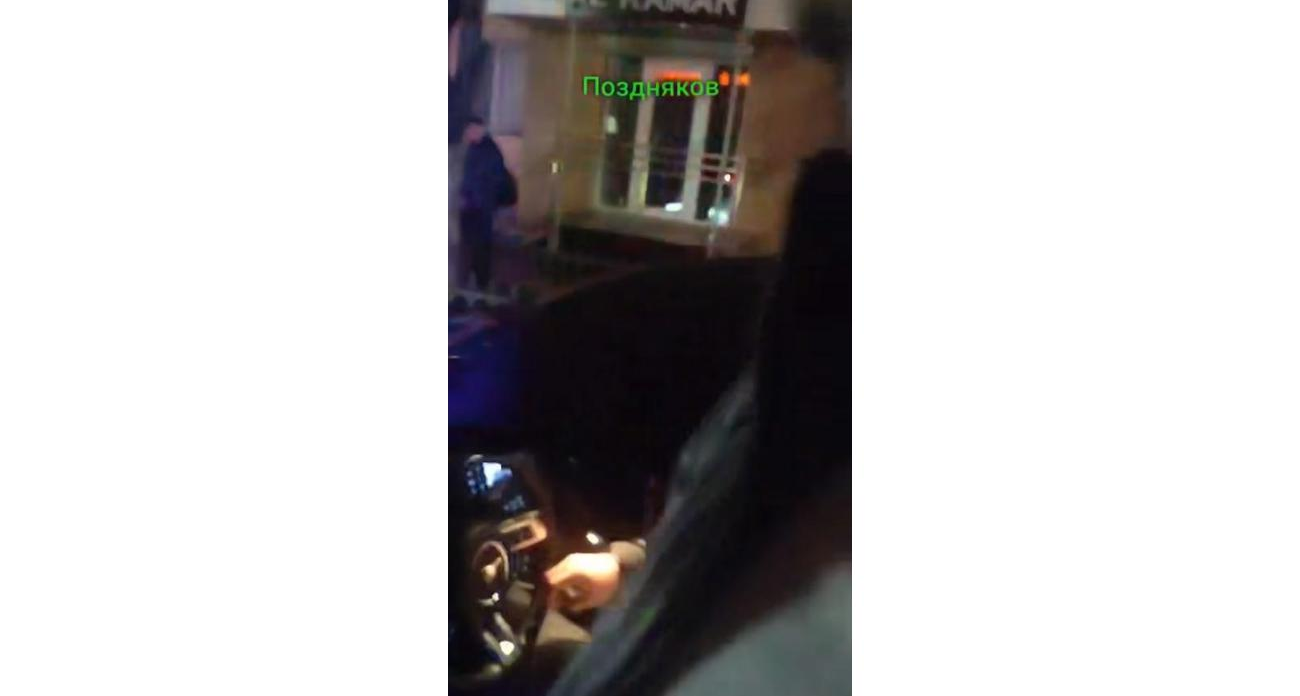 Водитель «Форд Мустанг» без номеров дважды напал на инспектора ДПС в Саратове