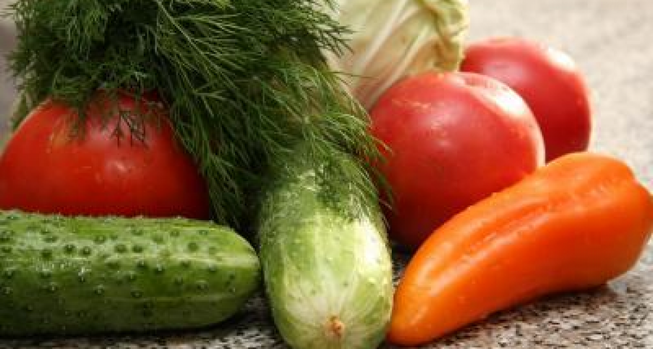 Живая рыба, мёд и саженцы: на Театральной площади развернут субботнюю ярмарку