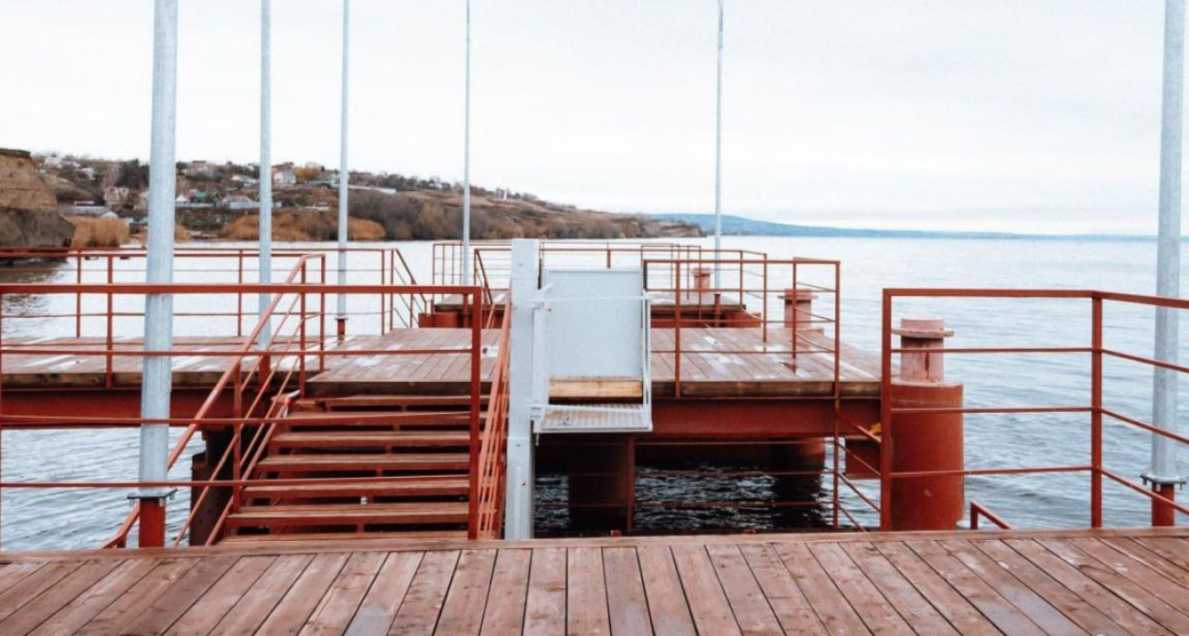 В Синеньких установили подъемник для колясок: причал станет доступен для всех жителей