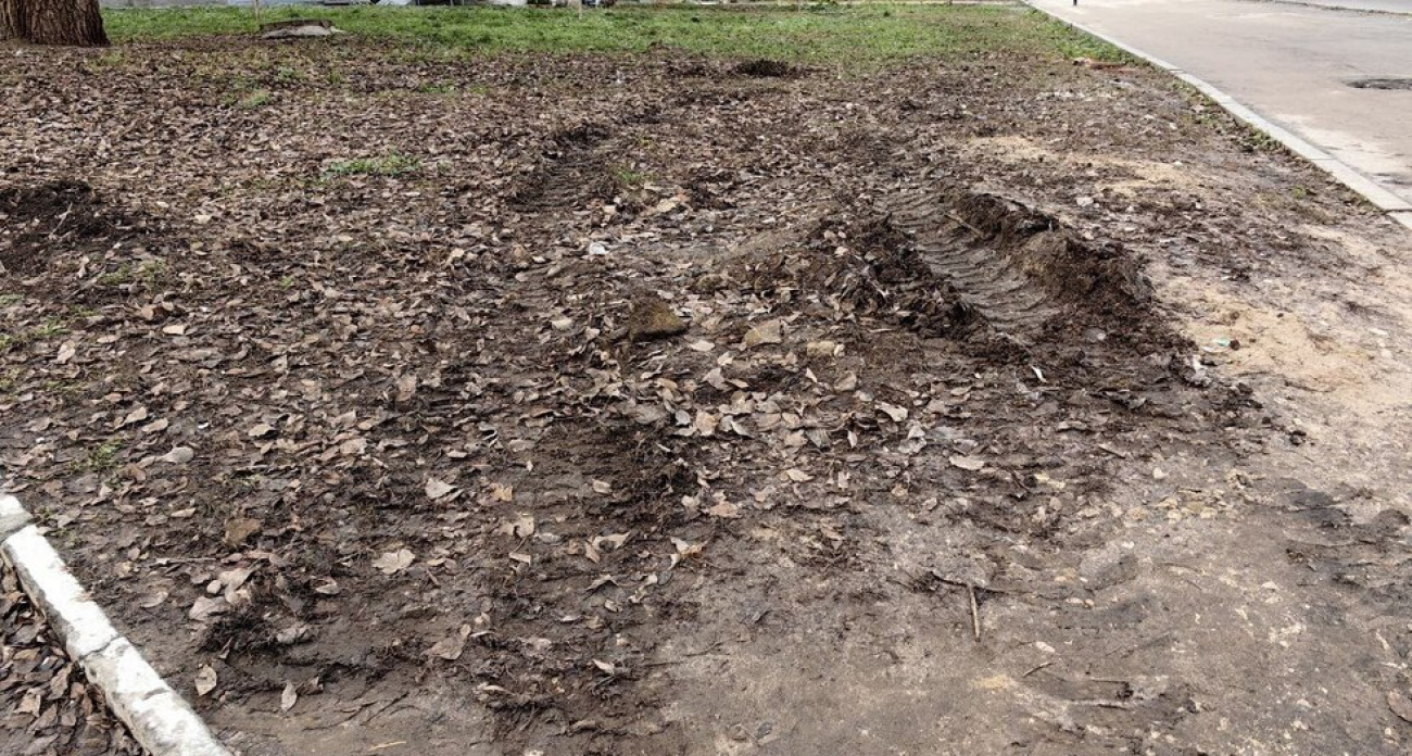 Одно лечат, другое калечат": жители Шелковичной требуют восстановить разбитые газоны после работ "Саратовводоканала