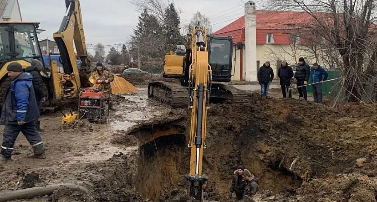 20 специалистов и 6 единиц техники круглосуточно устраняют прорыв водопровода в Ртищеве