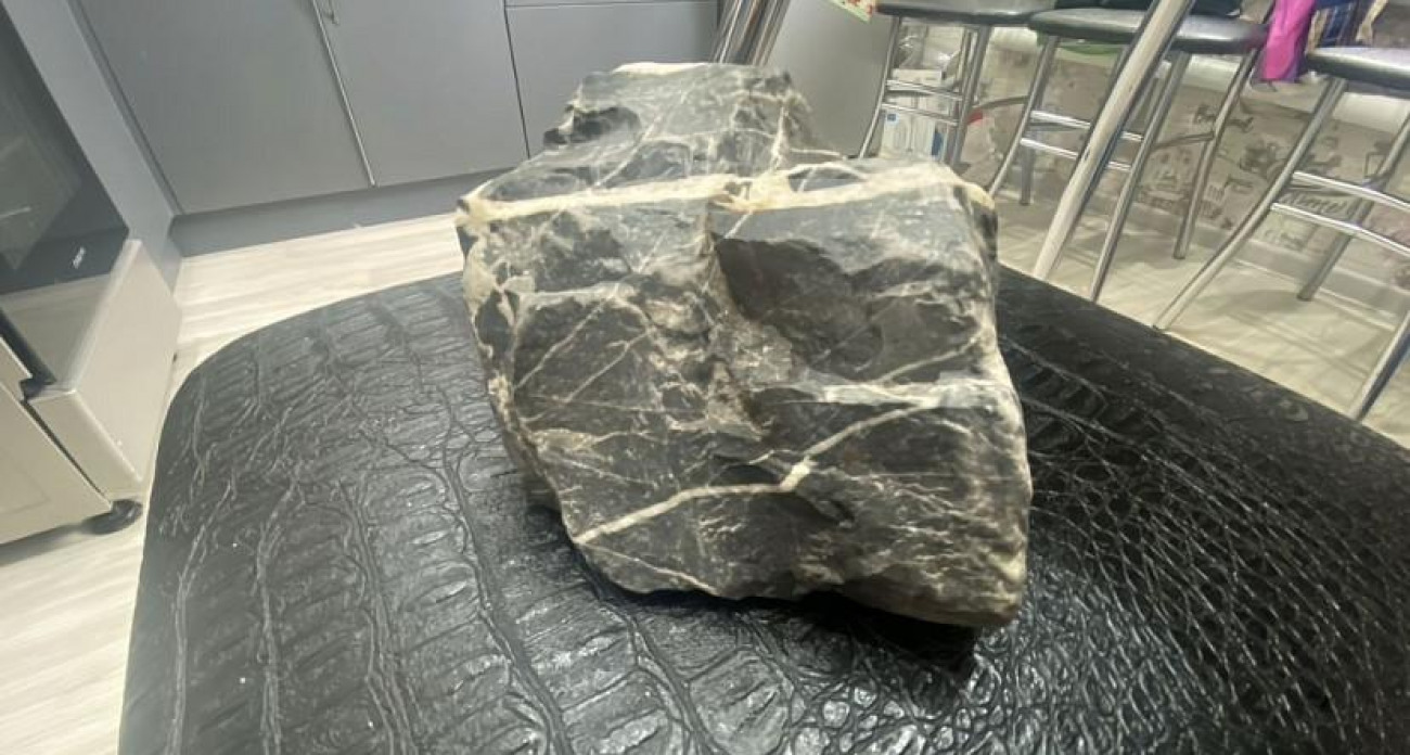 Саратовчанка оценила 1,7-килограммовый булыжник с Урала в 800 тысяч рублей или частный дом