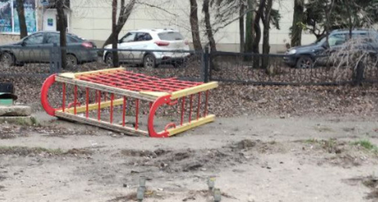 В Саратове месяц назад снесли детскую площадку, но смертельно опасные штыри торчат из земли