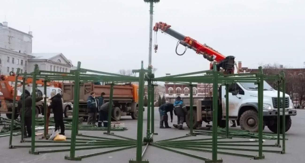 22-метровая ёлка Саратова: монтаж гигантской конструкции начался