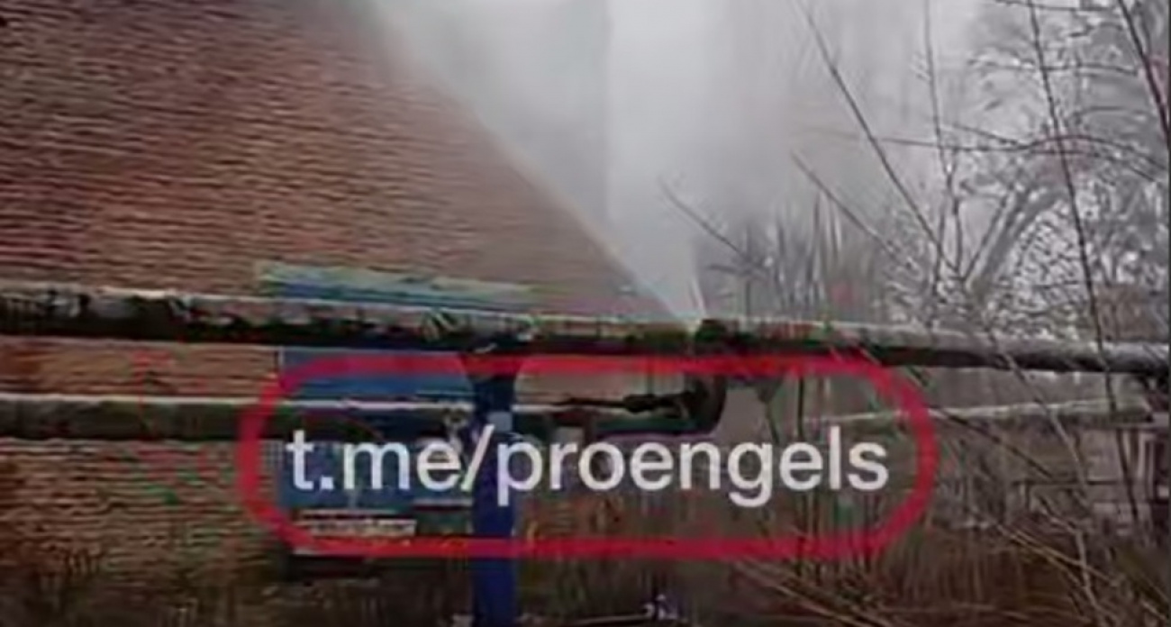 В Энгельсе прорвало трубу с кипятком у детсада №77 - без воды остались 4 дома