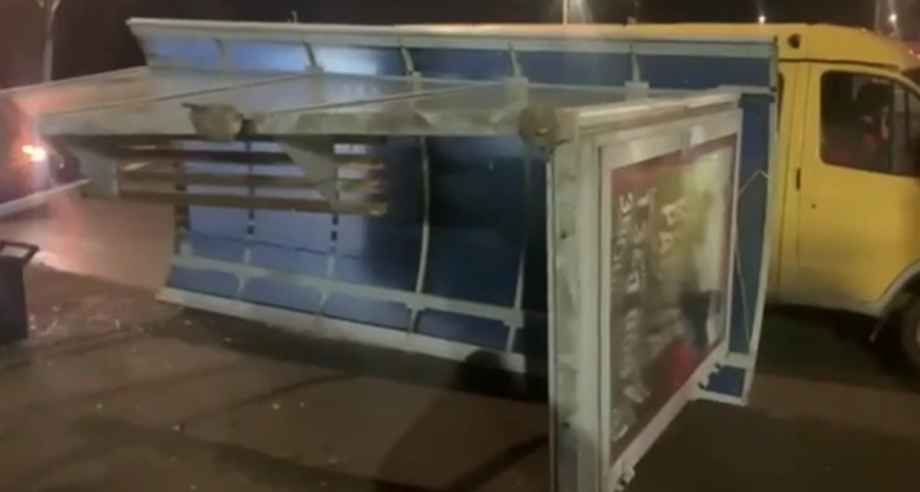 46-летняя женщина погибла под рухнувшей остановкой: чиновника судят за 8 месяцев халатности