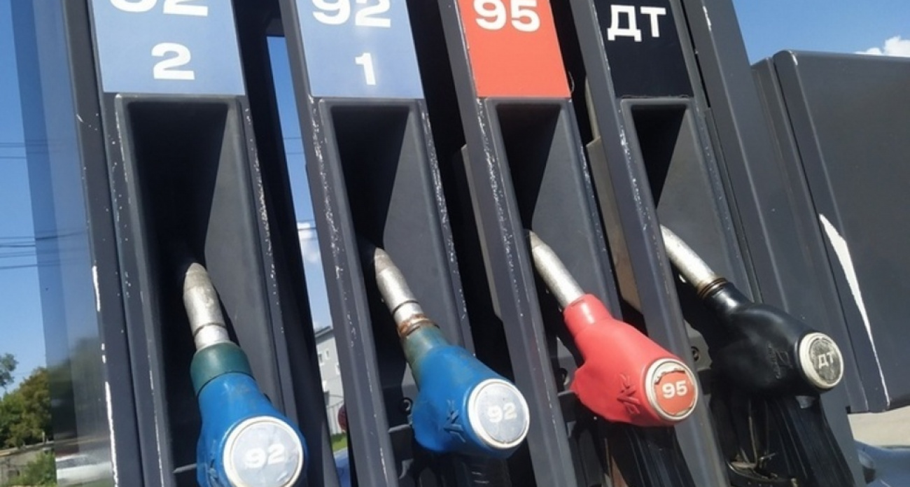 Бензин в Саратовской области рухнул на 94 копейки за неделю, а дизель продолжает дорожать