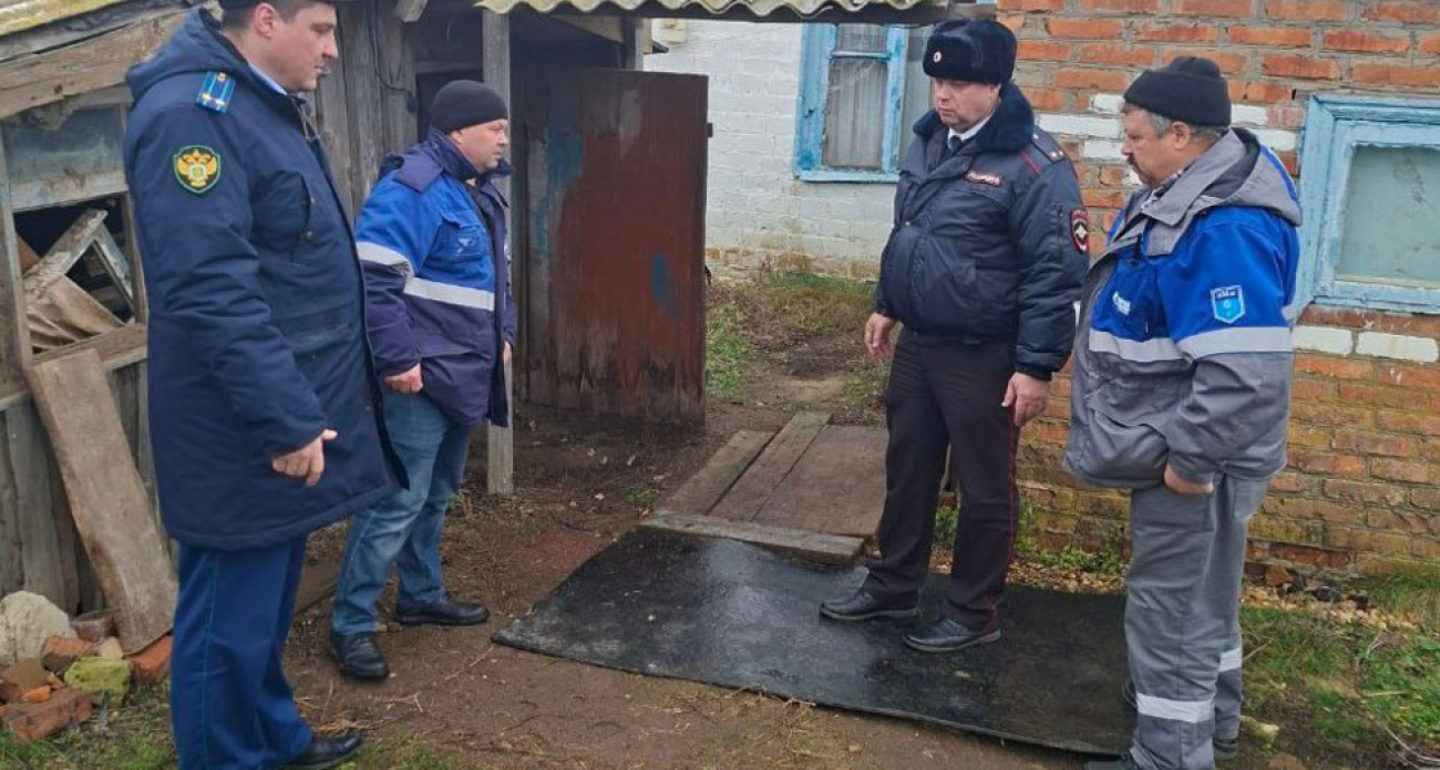 Три человека погибли от угарного газа в частном доме в Саратовской области