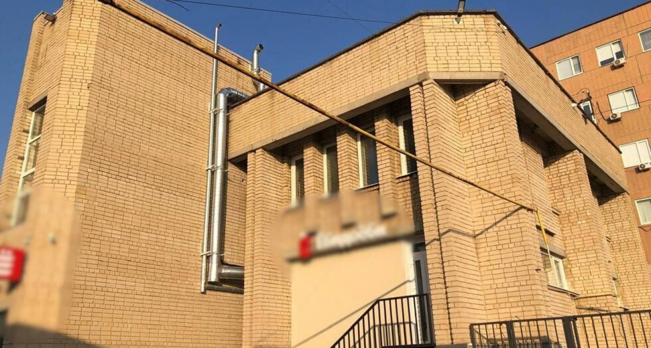 Мэрия Саратова через суд требует снести вывеску сети роллов на Чернышевского из-за "матной" транслитерации названия