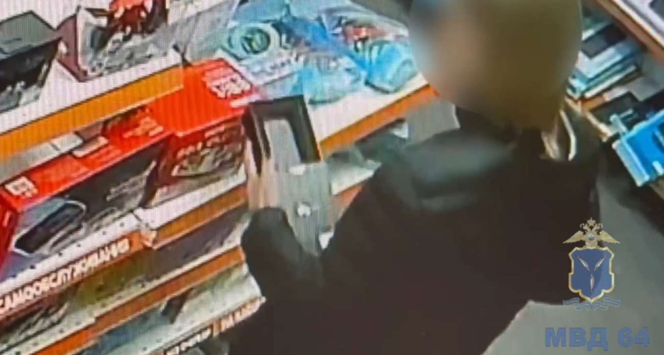 "Вынимали товар из коробок, а пустую упаковку возвращали": подростки украли веб-камеры и наушники на 12 тысяч рублей