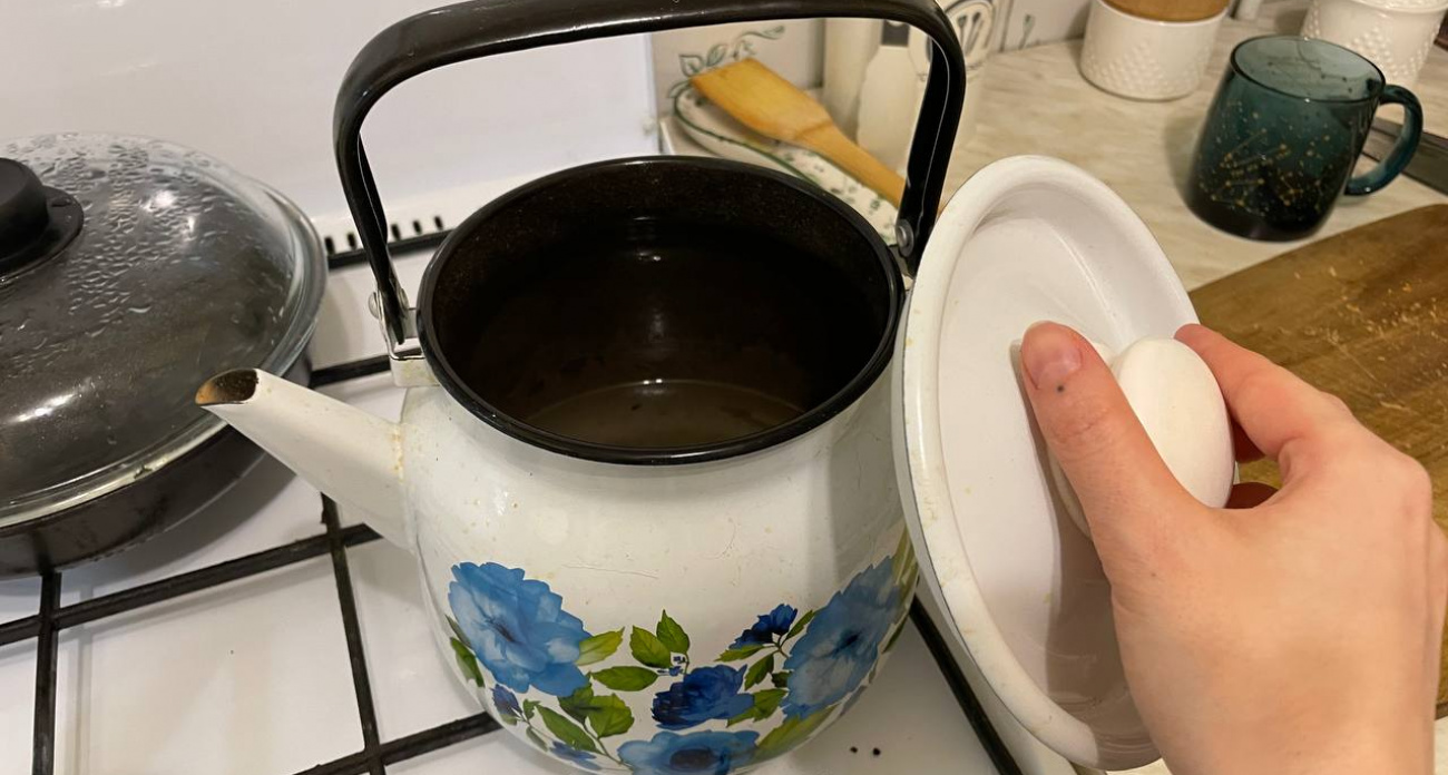 Забудьте про соду и лимонную кислоту: нашла копеечное средство, которое растворяет накипь в чайнике за минуты – известковый налет исчезает полностью