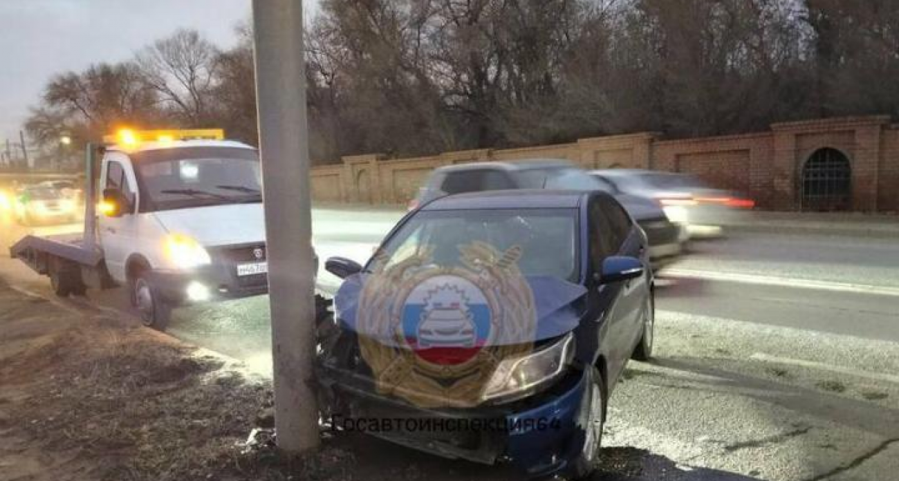 35-летний водитель Kia Rio протаранил столб у Воскресенского кладбища и попал в больницу