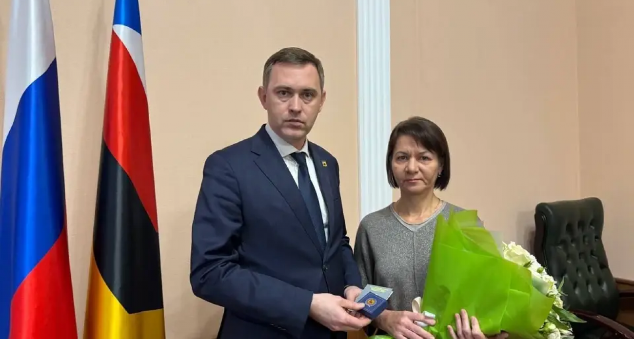 Мать героя-спецназовца Даниила получила 42-й том Книги памяти с боевым путём сына