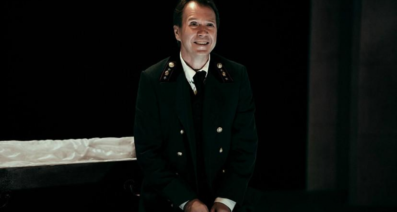 Ужин с Евгением Мироновым и билеты в Театр наций ушли с молотка за 9 миллионов