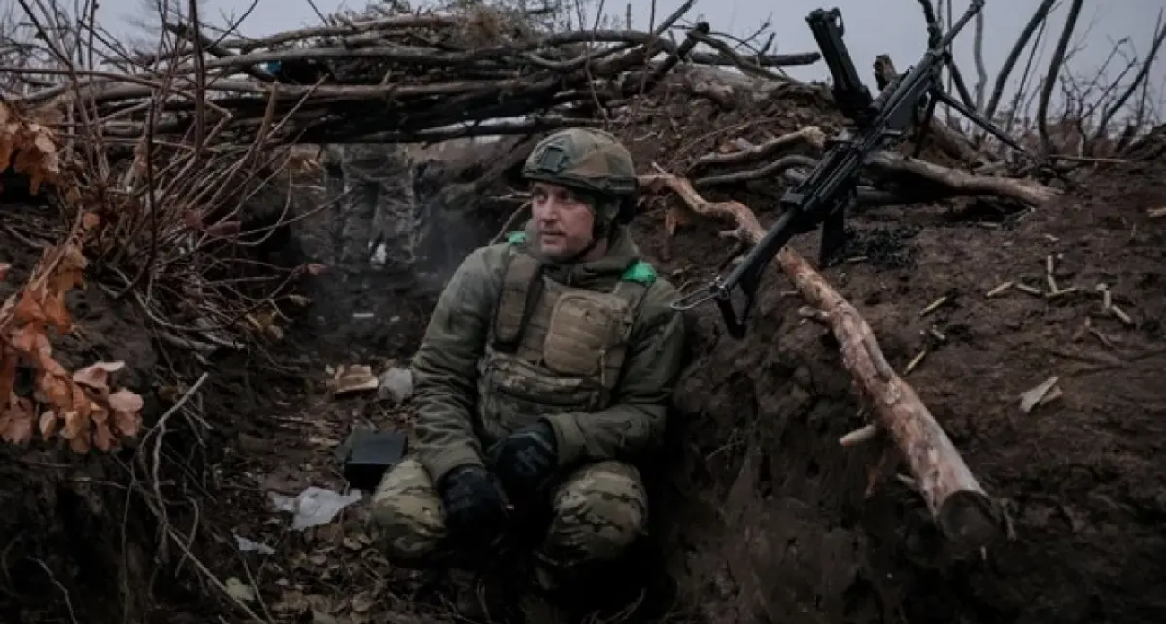 Вместо оружия и еды: ВСУ сбросили с дрона коробку медалей «За отвагу» брошенным бойцам