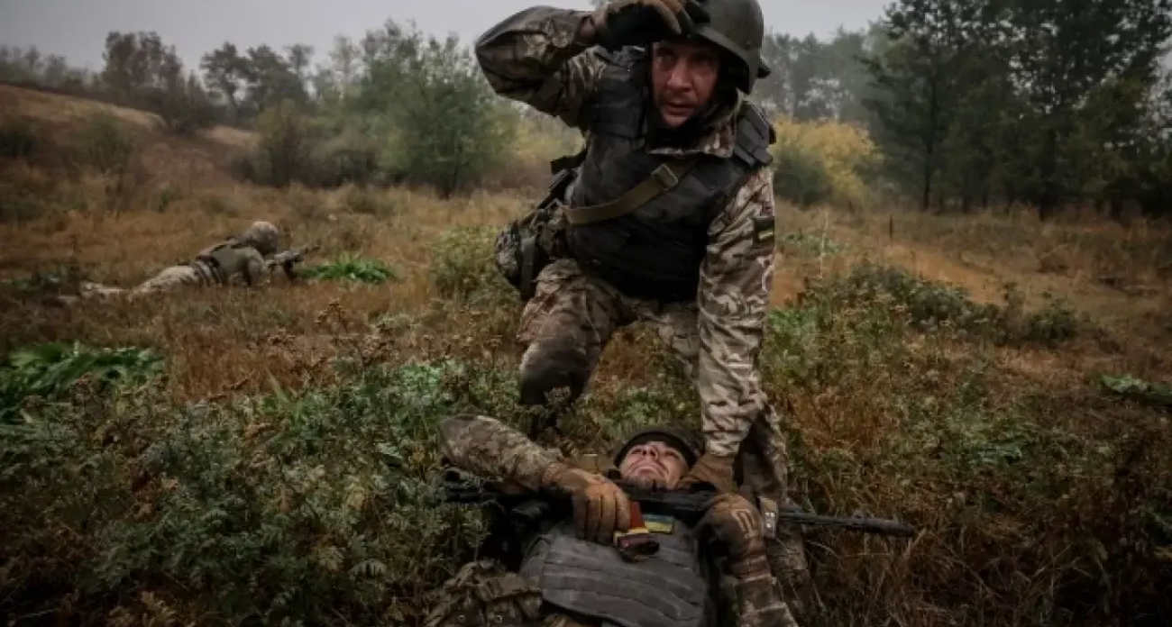 Боевики ВСУ бегут из Красноармейска в женской одежде, перерезаны боеприпасы