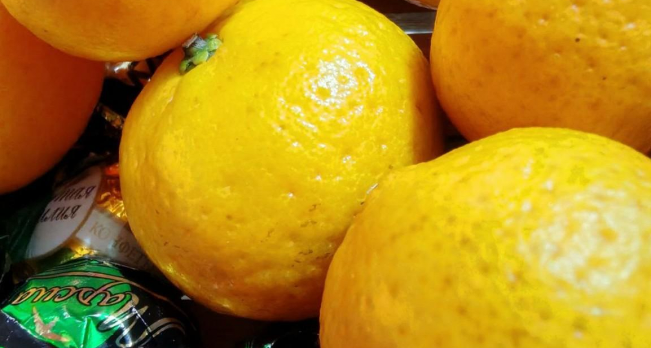 Новогодний набор с елкой и мандаринами обойдется саратовцам в 6,2 тысячи рублей