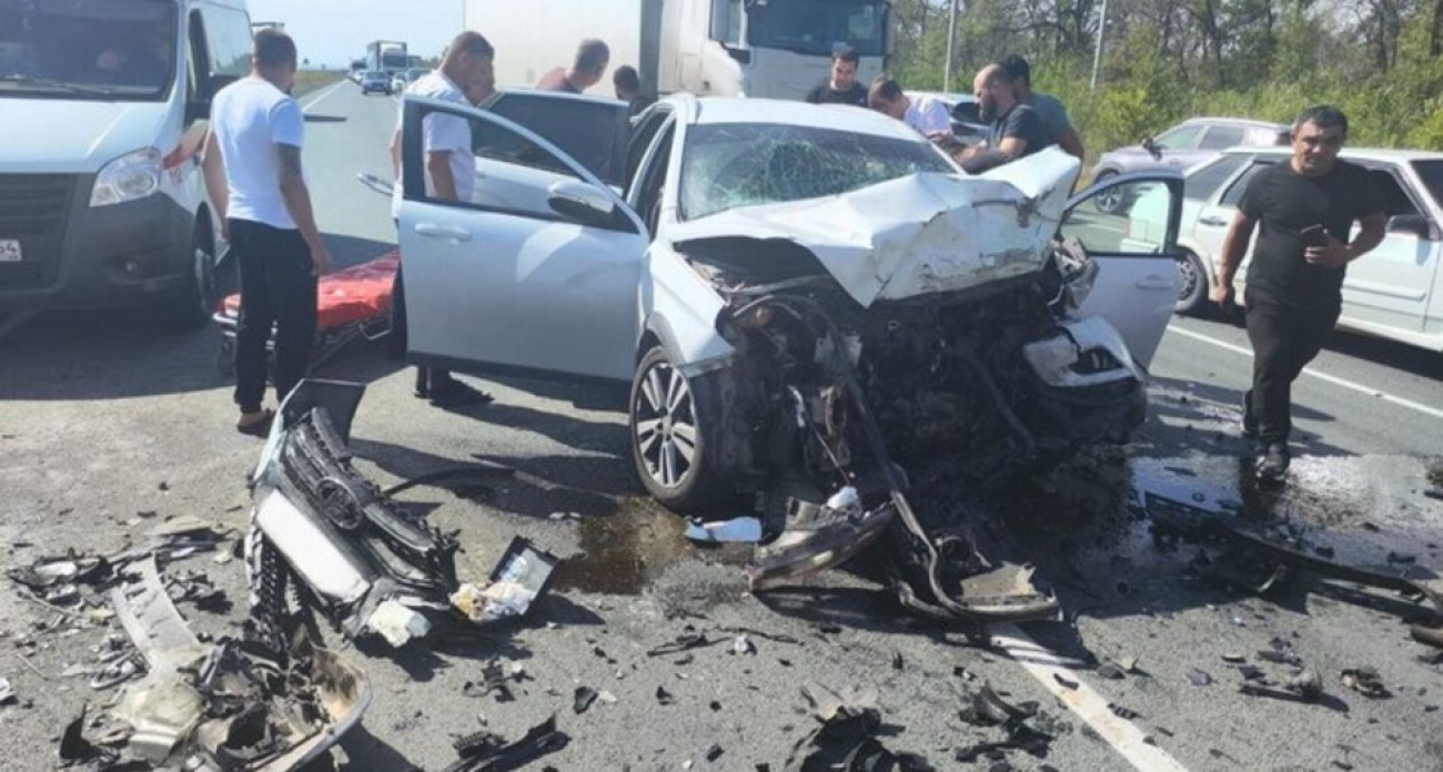 Полиция ищет свидетелей лобового столкновения двух "Лада Веста" на трассе Р-228