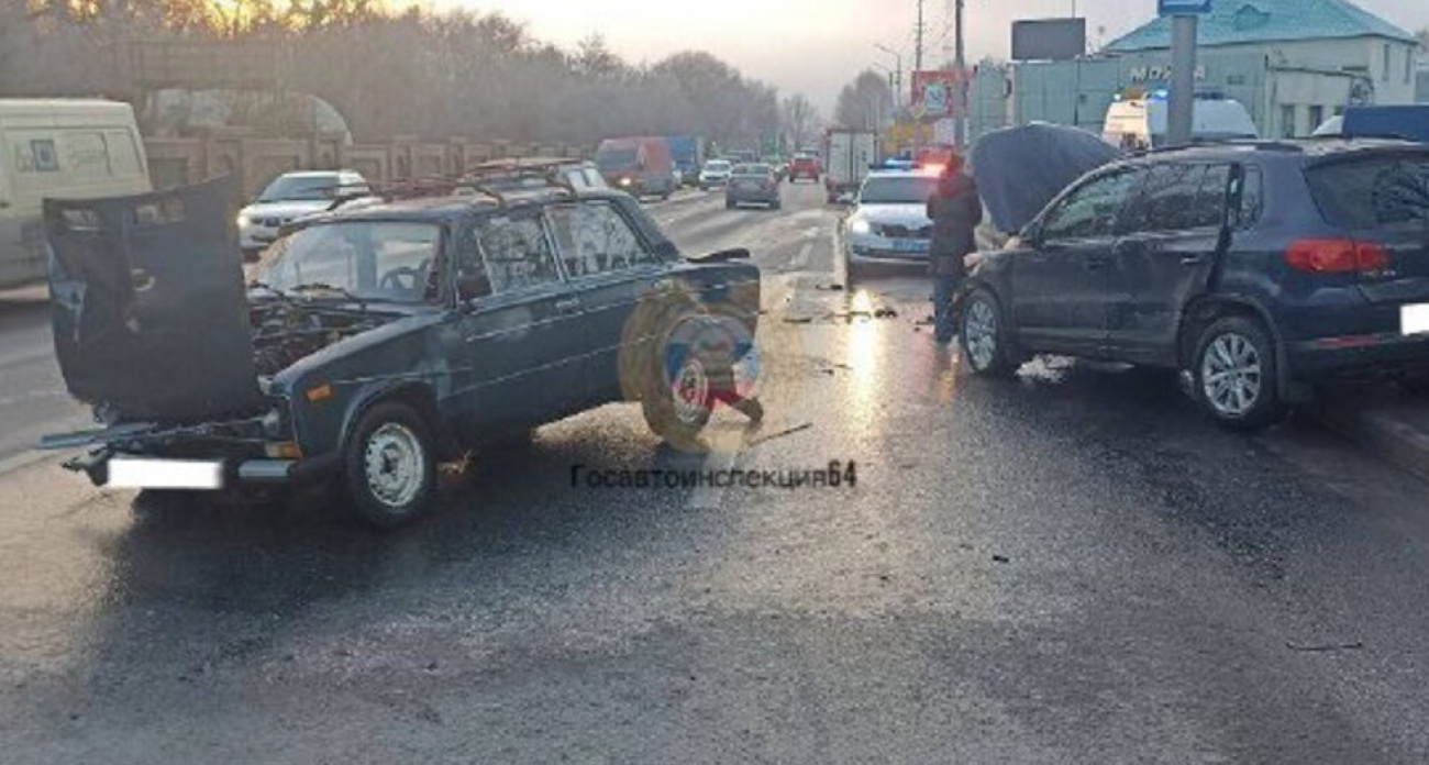 77-летний пенсионер на "шестёрке" столкнулся с Volkswagen: пассажирку увезли в больницу