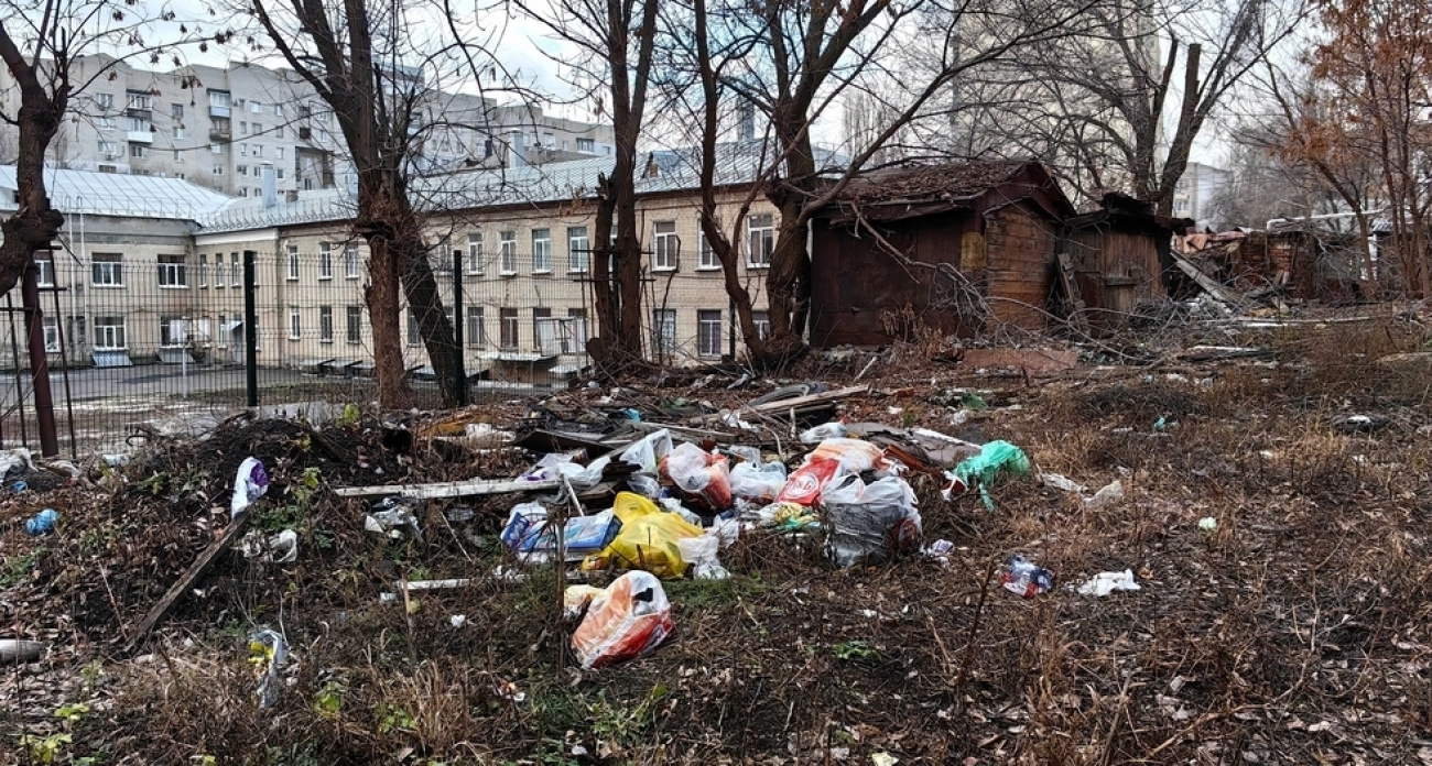 "Антитеррористическая защита по-саратовски": СОШ № 82 получила новый забор, но осталась в окружении мусорных куч и руин гаражей