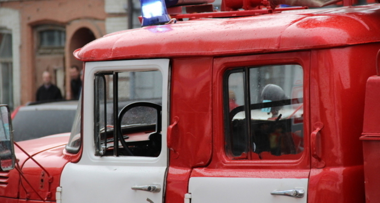 В Саратове загорелся расселённый дом на Брянской: 60 квадратов мусора охватил огонь