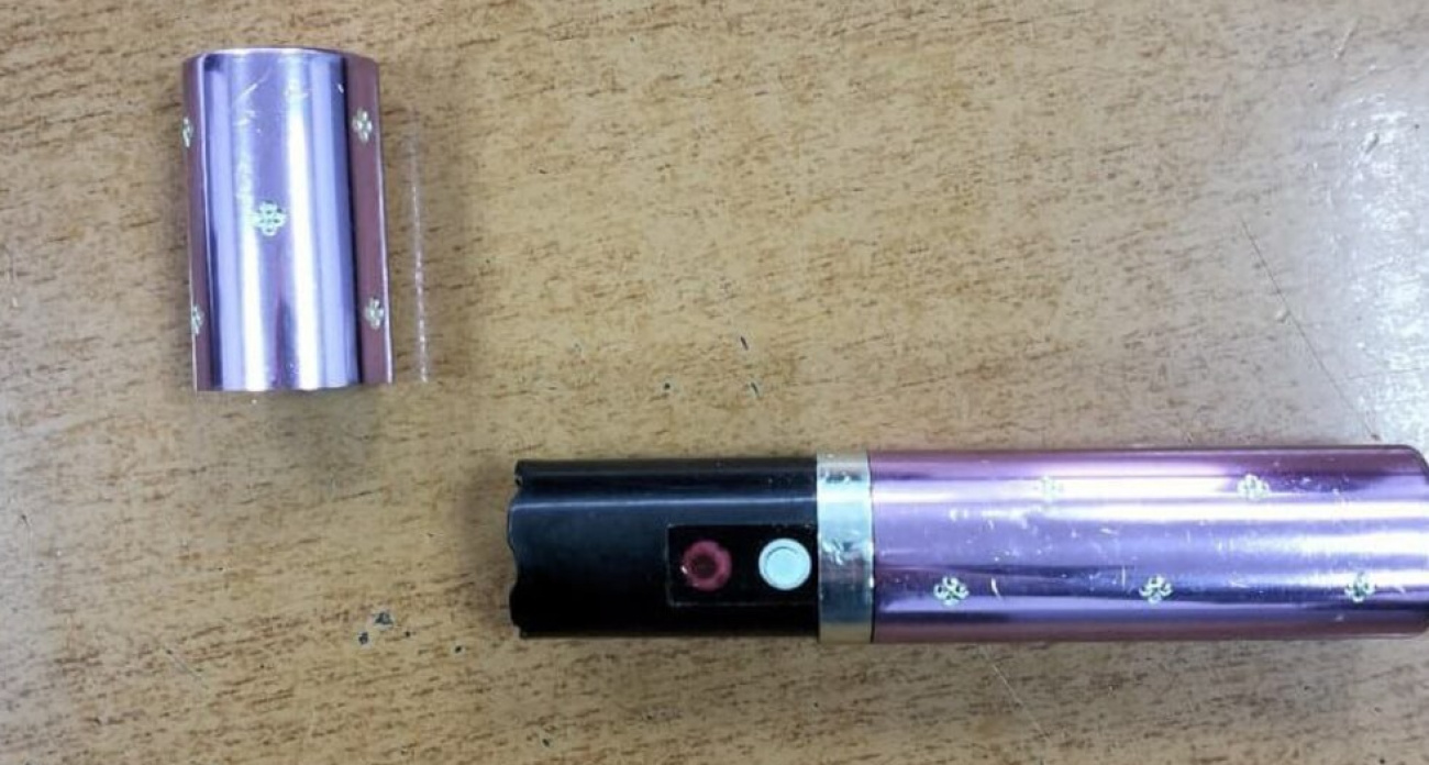 31-летняя жительница Вольска попыталась пронести в суд электрошокер в виде губной помады