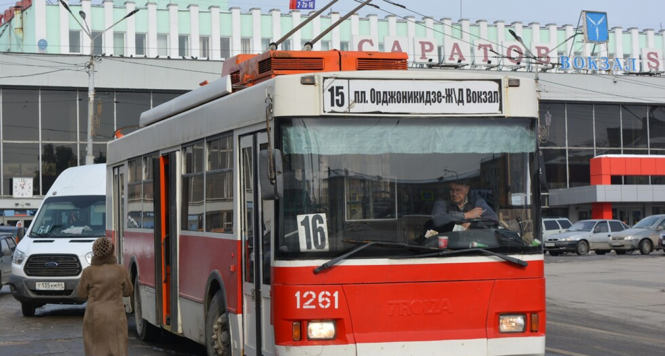 Обрыв контактной сети парализовал движение троллейбусов в центре Саратова