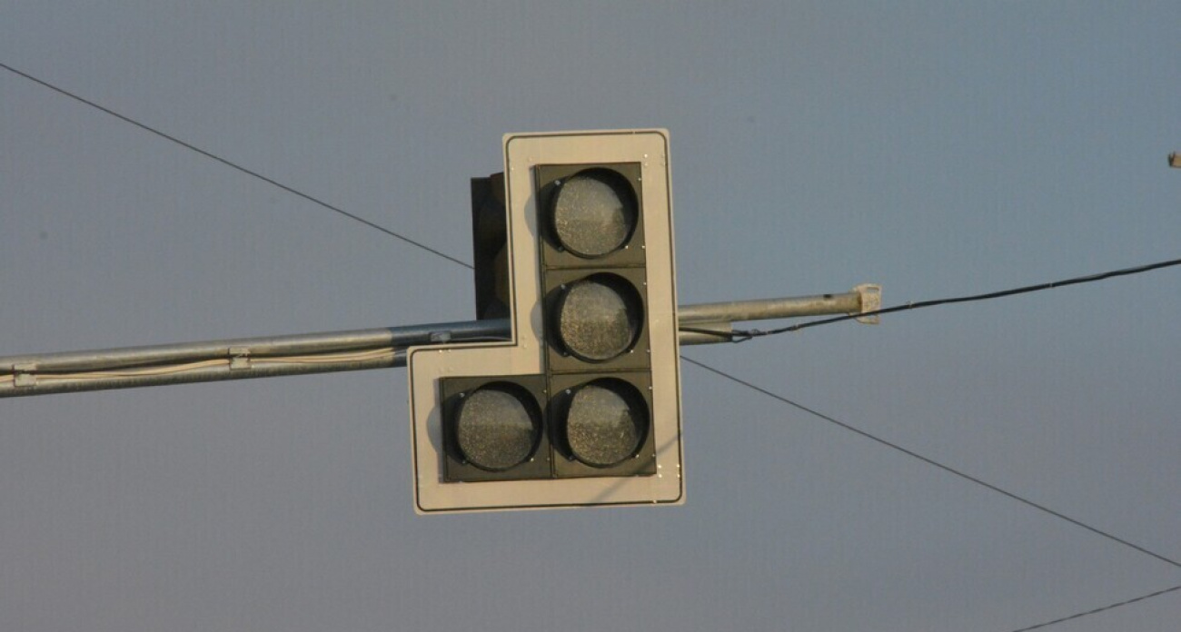 "Скоростной трамвай" парализует движение: в Саратове на 7 часов отключат светофор на проблемном перекрёстке