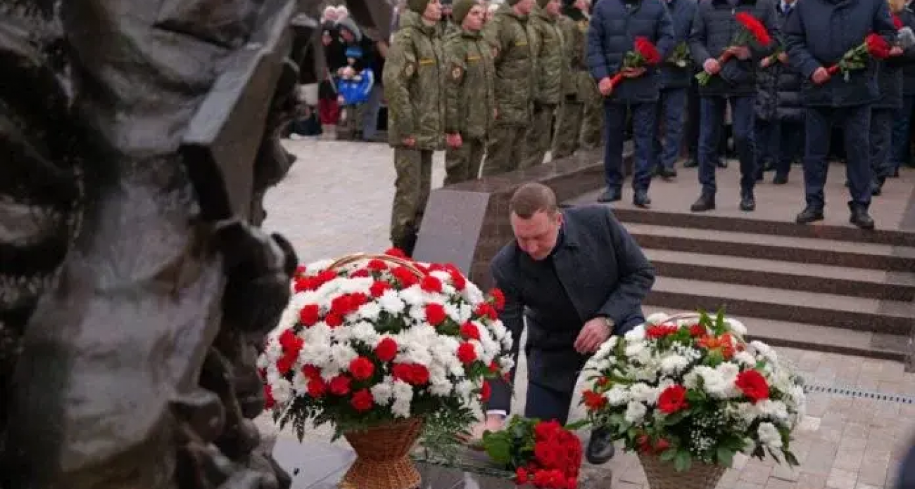 «Память останется в сердцах тысяч»: Бусаргин у Вечного огня обратился к семьям погибших бойцов СВО